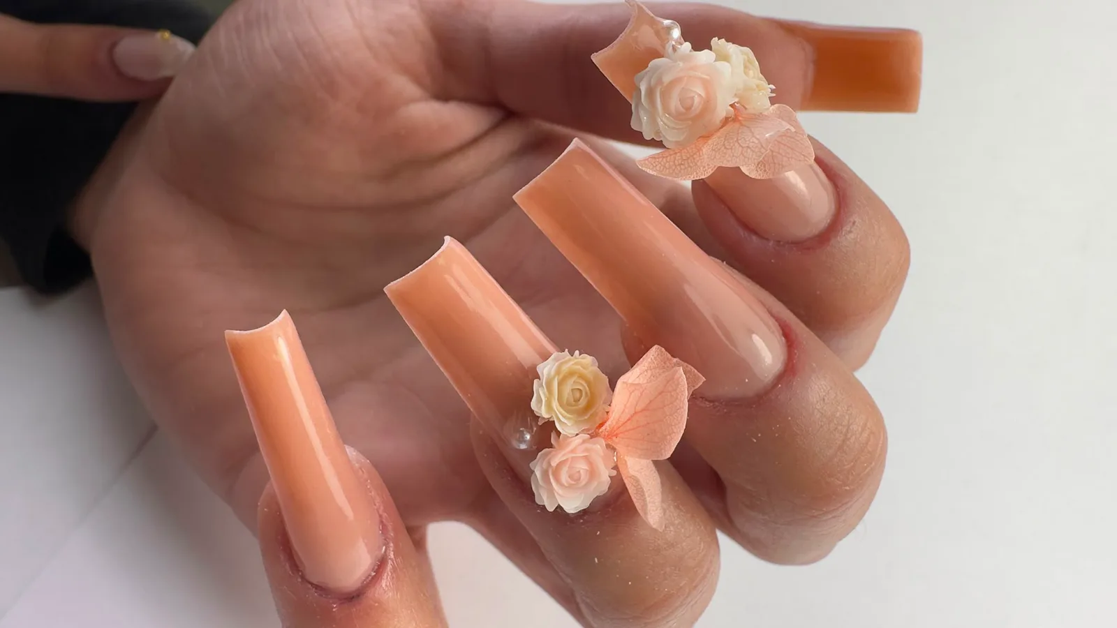 Ongles en acrylique avec roses 3D