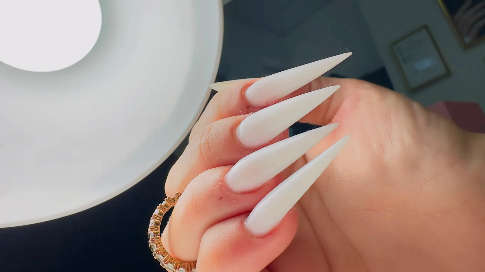 Ongles stiletto sculptés