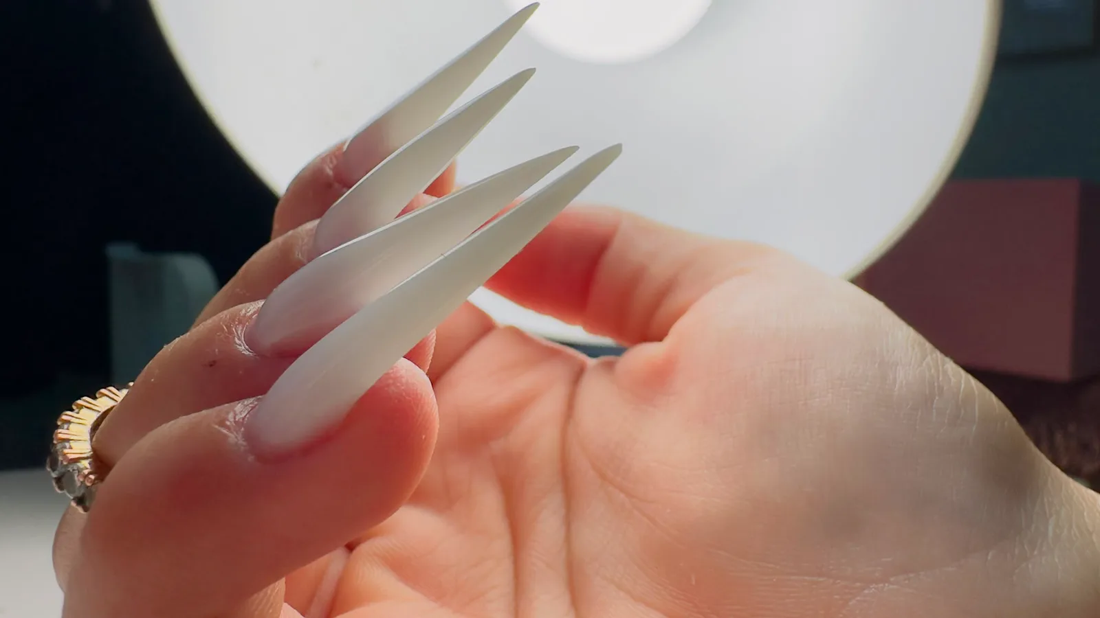 Ongles stiletto sculptés en gel